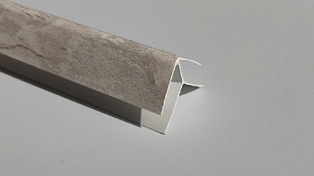 Ugol naruzhnyy dlya paneley 8mm 2,7 m Ideal Lamini 516 Venetsiya svetlo-seraya